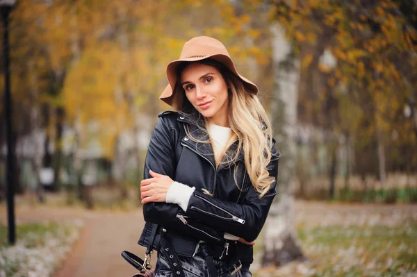 패션이을 초상화 야외에서 여자의 모자와 재킷에 공원이을 — 스톡 사진