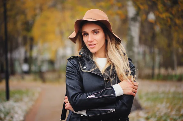 Moda Outono Retrato Jovem Mulher Feliz Andando Livre Parque Outono — Fotografia de Stock