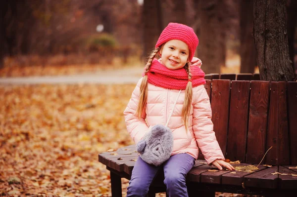 Retrato Otoño Niña Sonriente Sentada Banco Parque Cálido Sombrero Punto — Foto de Stock