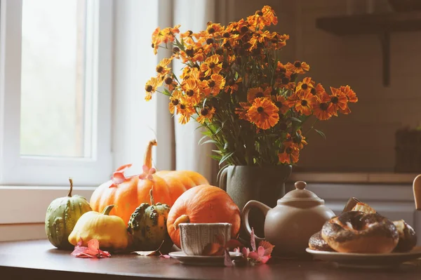 Gemütliches Herbstfrühstück Auf Tisch Landhaus Heißer Tee Kürbisse Bagels Und — Stockfoto