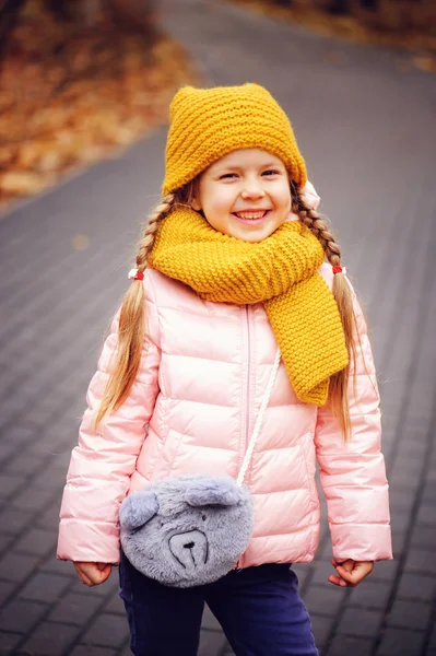 Outono Livre Retrato Menina Criança Feliz Apreciando Passeio Parque Ensolarado — Fotografia de Stock