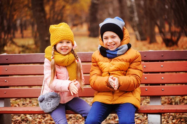Őszi Portréja Boldog Gyerekek Bátyja Húga Padon Park Meleg Egymás — Stock Fotó