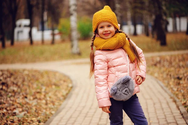 Outono Livre Retrato Menina Criança Feliz Apreciando Passeio Parque Ensolarado — Fotografia de Stock