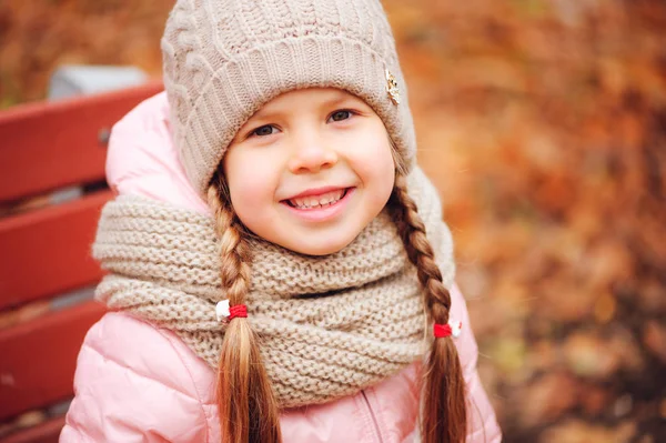 Autunno Ritratto Ravvicinato Bambina Felice Godendo Passeggiata Nel Parco Soleggiato — Foto Stock