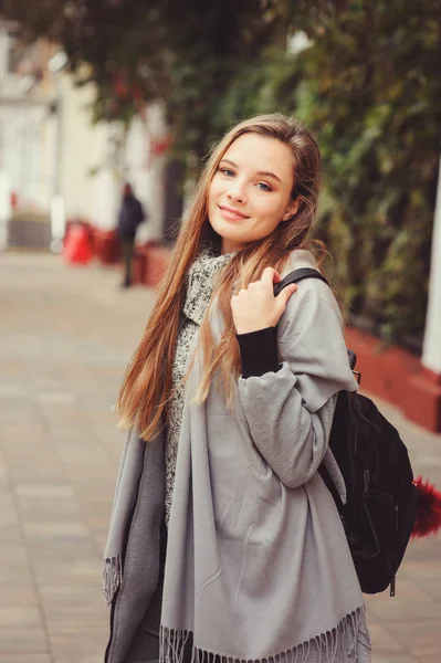 トレンディな革のバックパックと秋の街を歩いて若い美しい幸せな女の子のストリート スタイルの肖像画 — ストック写真