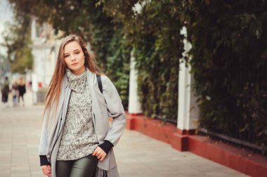 genç güzel mutlu kız moda deri sırt çantası ile sonbahar şehirde yürüyüş sokak stil portresi