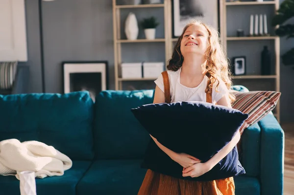 Niña Alegre Feliz Posando Con Almohada Sofá Acogedor Detrás Sala — Foto de Stock