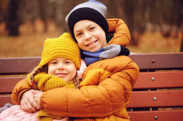 Herbstporträt Glücklicher Kinder Bruder Und Schwester Sitzen Auf Bank Park — Stockfoto