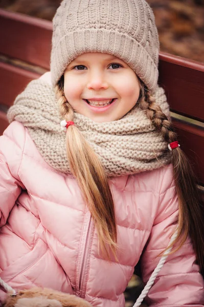 Hösten Porträtt Leende Barn Flicka Sitter Bänken Parken Varm Stickad — Stockfoto