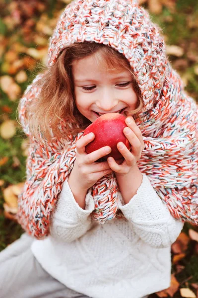Taze Elma Sonbahar Bahçede Yemek Rahat Örme Fularlı Kız Mutlu — Stok fotoğraf