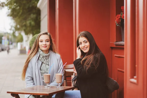 Twee Gelukkige Meisje Vrienden Praten Drinken Koffie Herfst Stad Café — Stockfoto