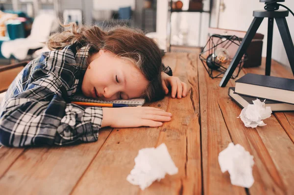 Dítě Dívka Spí Při Dělat Domácí Úkoly Školní Dítě Naučit — Stock fotografie