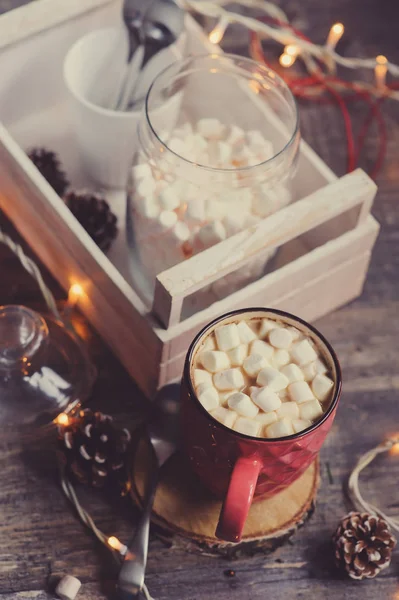 Cacao Caldo Con Marshmallow Sul Tavolo Legno Con Luci Natale — Foto Stock