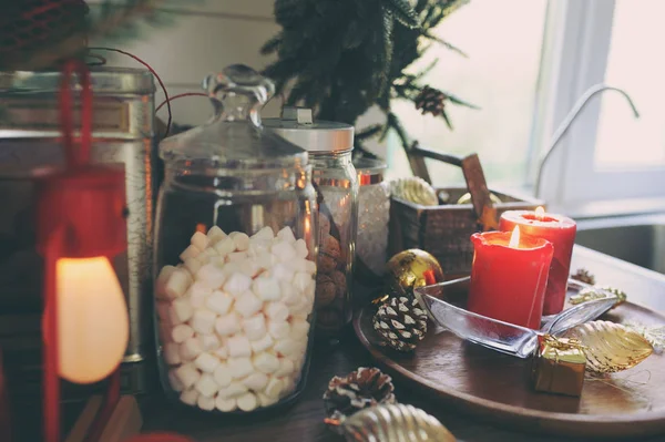 Casa Campagna Cucina Decorata Natale Capodanno Vacanze Marhmallow Candele Cacao — Foto Stock