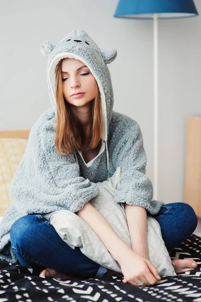 Young Beautiful Woman Relaxing Home Bed Wearing Funny Grey Hoodie — Stock Photo, Image