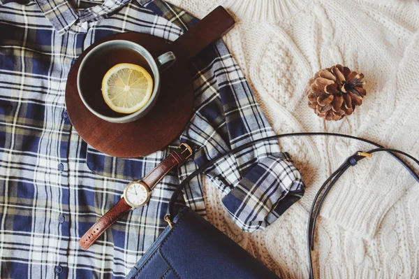 女装休闲秋季时尚服装平躺在格子衬衫 针织毛衣 交叉身体袋和杯茶 准备周末散步 — 图库照片