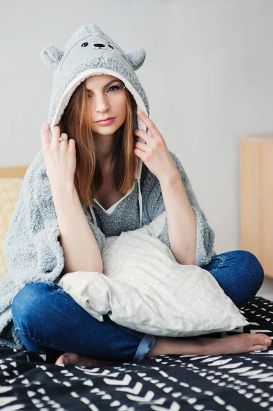 Young Beautiful Woman Relaxing Home Bed Wearing Funny Grey Hoodie — Stock Photo, Image
