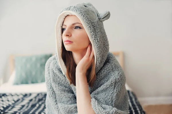 Young Beautiful Woman Relaxing Home Bed Wearing Funny Grey Hoodie — Stock Photo, Image