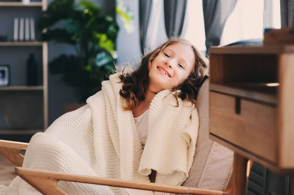 Dziecko Dziewczynka Relaksując Się Wygodne Krzesło Zawinięte Koc Dzianiny — Zdjęcie stockowe