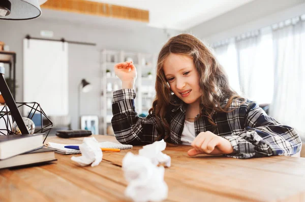 Fille Enfant Fatigué Jeter Devoirs Avec Des Erreurs Problèmes Dans — Photo