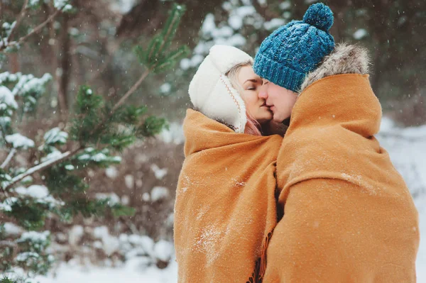 Happy Νεαρό Ζευγάρι Αγάπη Περπάτημα Στο Χειμώνα Χιονισμένο Δάσος Καλύπτεται — Φωτογραφία Αρχείου