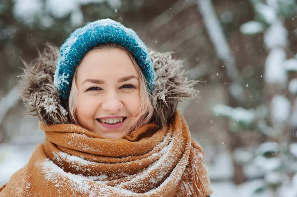 冬は暖かい服装 ニットの帽子と特大スカーフの雪の森を歩く幸せな若い女の肖像画 冬とクリスマス休暇のコンセプトに自然を探索 — ストック写真