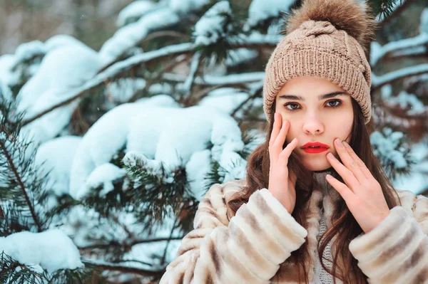 여자의 코트와 공원이 숲에서 모자에 립스틱과 얼굴을 만지고 초상화 — 스톡 사진