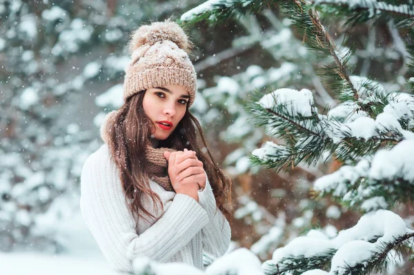 Närbild Vinter Porträtt Drömmande Ung Kvinna Promenader Snöig Skog Med — Stockfoto