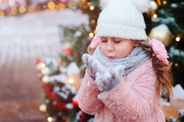Szczęśliwe Dziecko Dziewczynka Zabawie Spacer Mroźną Zimę City Urządzone Dla — Zdjęcie stockowe