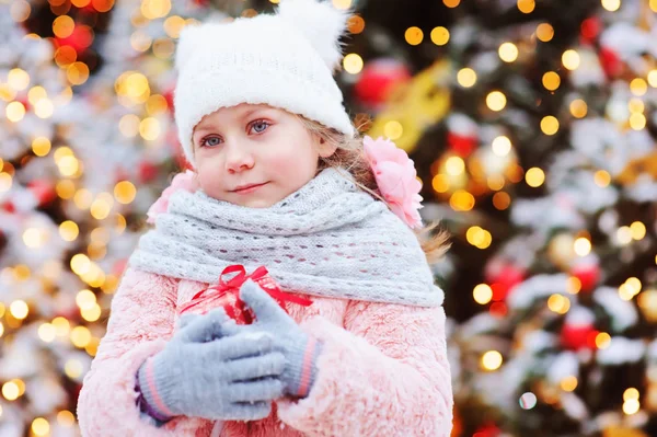 Felice Bambina Tenendo Regalo Natale All Aperto Sulla Passeggiata Nella — Foto Stock