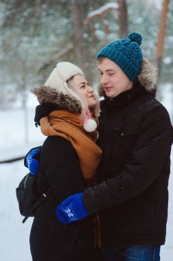 karlı kış ormanda yürüyüş, doğa keşfetmek ve tatil açık harcama mutlu genç çift portresi