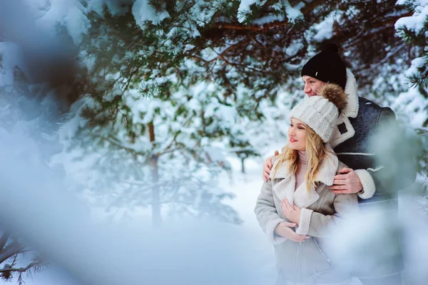 Счастливая Пара Проводит Хороший День Свежем Воздухе Заснеженном Зимнем Лесу — стоковое фото