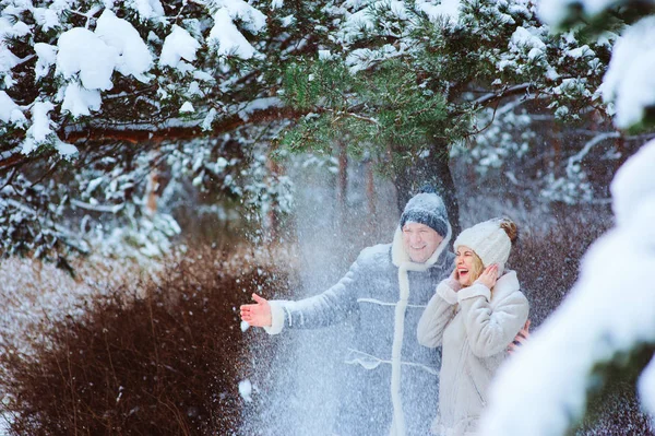 Zimní Portrét Šťastnému Páru Mají Spoustu Legrace Házení Sněhu Venkovní — Stock fotografie