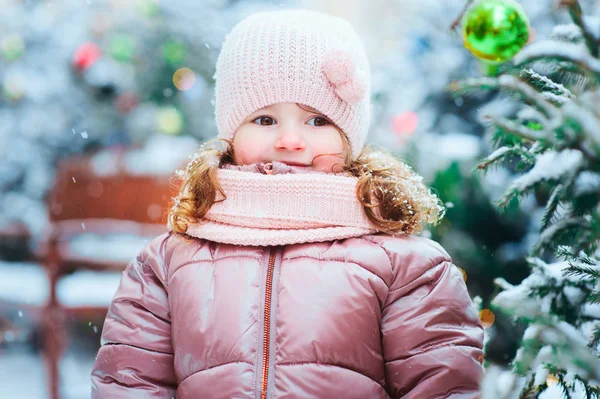 Boże Narodzenie Zimowy Portret Szczęśliwej Letniej Dziewczynki Maluszka Spacerze Zaśnieżonym — Zdjęcie stockowe