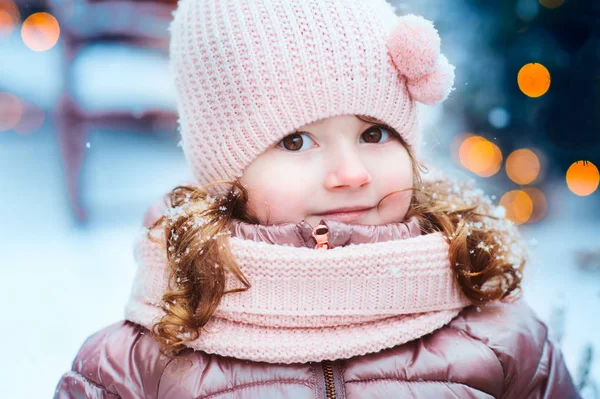 Natal Inverno Retrato Feliz Criança Anos Idade Menina Passeio Cidade — Fotografia de Stock