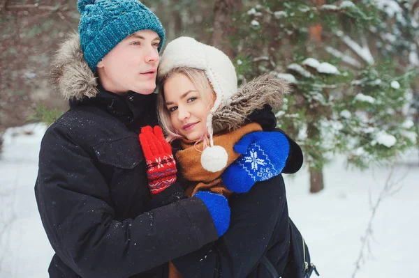 Счастливая Молодая Любящая Пара Гуляющая Снежном Зимнем Лесу Веселясь Обнимаясь — стоковое фото