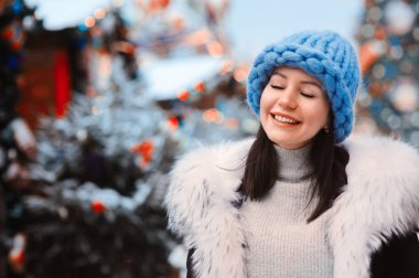 mutlu kız Noel Kış karlı Moskova şehir tatil markette, satın alma Hediyelik eşya ve hediyeler, Yılbaşı Konsept alışveriş alışveriş üzerinde. Şapka giyen moda büyük boy yığın örgü