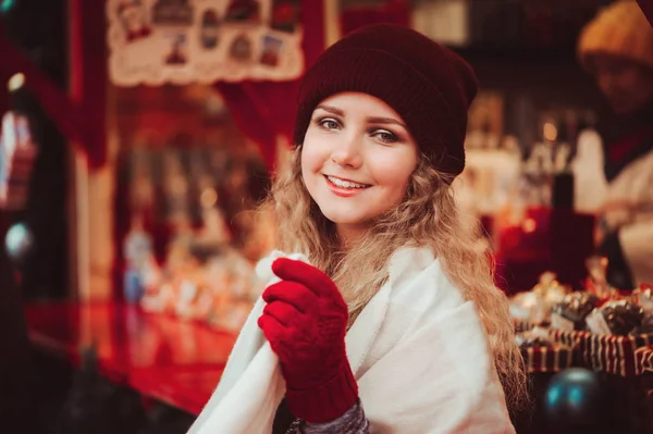 Menina Feliz Natal Compras Mercado Férias Cidade Comprar Lembranças Presentes — Fotografia de Stock