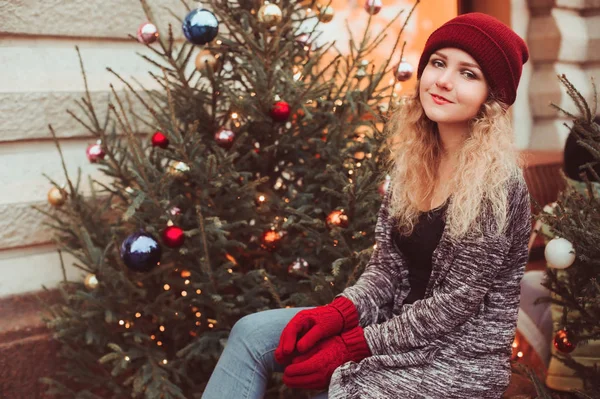 Jovem Feliz Andando Nas Ruas Cidade Natal Decorado Com Guirlandas — Fotografia de Stock