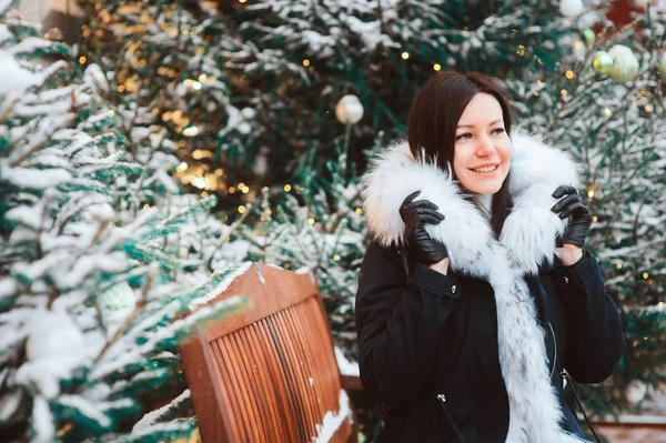 Vinter Porträtt Glad Ung Kvinna Promenader Jul Stadens Gator Dekorerad — Stockfoto