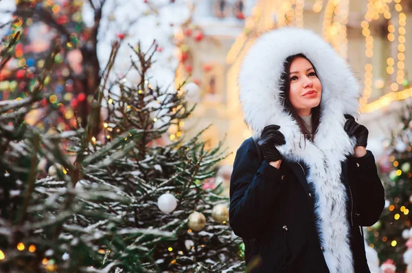 Garlands 장난감 크리스마스 거리에 후드와 코트를 입고의 초상화를 — 스톡 사진