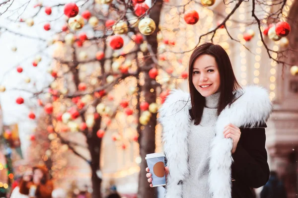 Retrato Inverno Jovem Mulher Feliz Andando Nas Ruas Cidade Natal — Fotografia de Stock