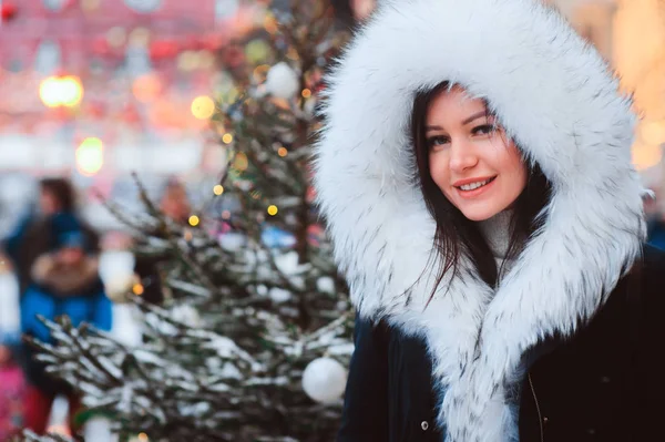 Garlands 장난감 크리스마스 거리에 후드와 코트를 입고의 초상화를 — 스톡 사진