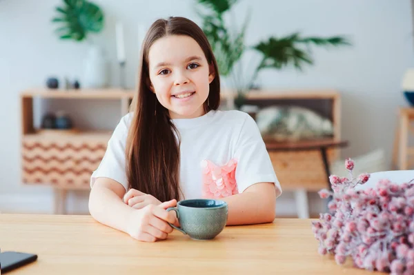 Счастливая Летняя Девочка Завтракающая Утром Дома Сидя Столом Чашкой Чая — стоковое фото
