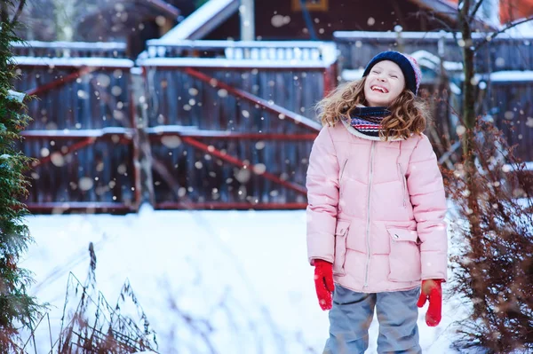 Menina Feliz Jogando Livre Jardim Inverno Nevado Conceito Feriados Sazonais — Fotografia de Stock