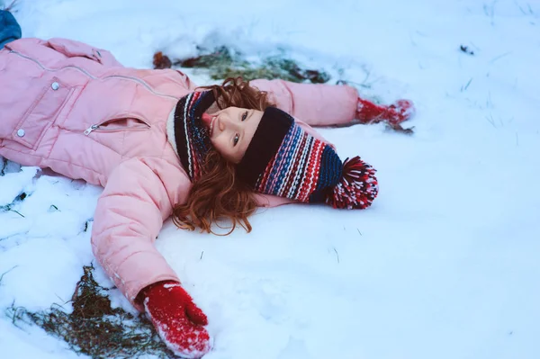Retrato Inverno Menina Feliz Brincando Livre Jardim Nevado Fazendo Anjo — Fotografia de Stock