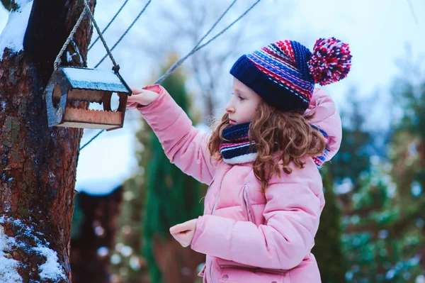 Criança Menina Alimentando Pássaros Inverno Alimentador Pássaros Jardim Nevado Ajudando — Fotografia de Stock