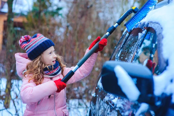 Niña Ayudando Limpiar Coche Nieve Patio Trasero Invierno Estacionamiento Coche — Foto de Stock