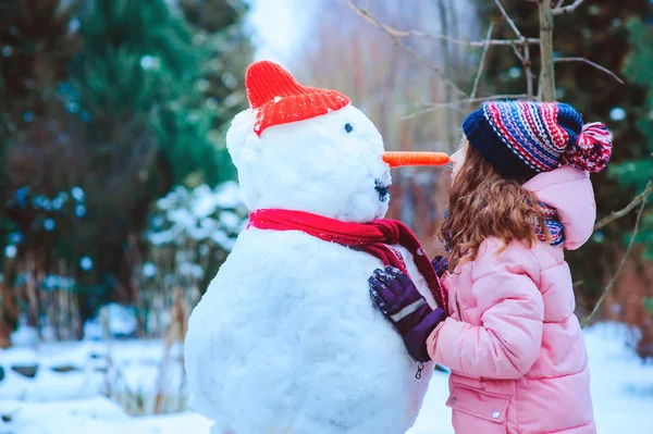 Menina Feliz Criança Divertindo Construindo Boneco Neve Passeio Inverno Jardim — Fotografia de Stock