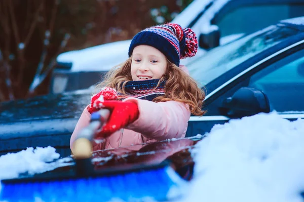 Menina Criança Ajudando Limpar Carro Neve Quintal Inverno Estacionamento Carro — Fotografia de Stock